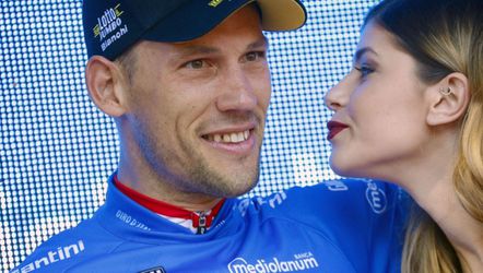 Zo nemen renners afscheid van 'held van beroep' Maarten Tjallingii