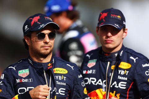 Verstappen reageert op kritiek na Pérez-incident: 'Ik ben juist een enorme teamspeler'