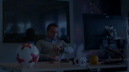 LOL! Overmars negeert oproepen topclubs in geniale video na Deadline Day