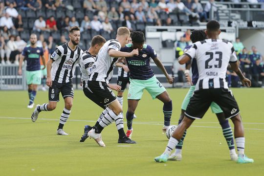 Opstellingen van PSV en Heracles: Gakpo op de bank, Zahavi en Madueke voorin