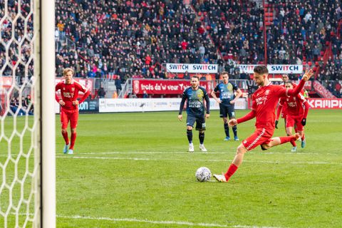 Welke scheidsrechter gaf dit seizoen de meeste strafschoppen in de Eredivisie?