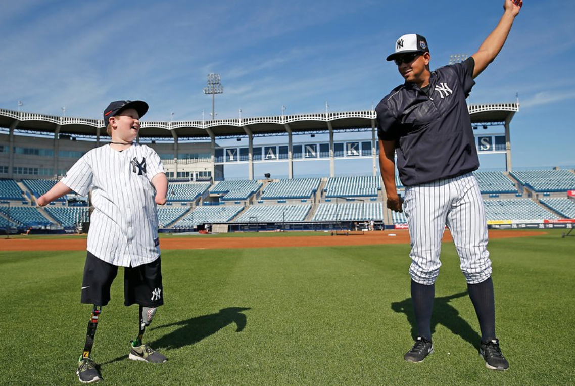 10-jarige honkballer zonder handen krijgt contract bij Yankees