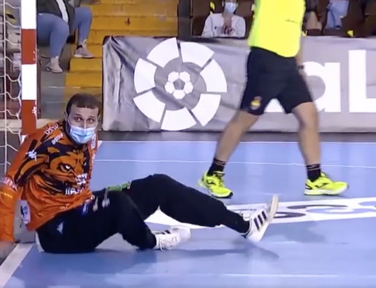 🎥 | WTF! In Spanje handballen ze met een mondkapje op