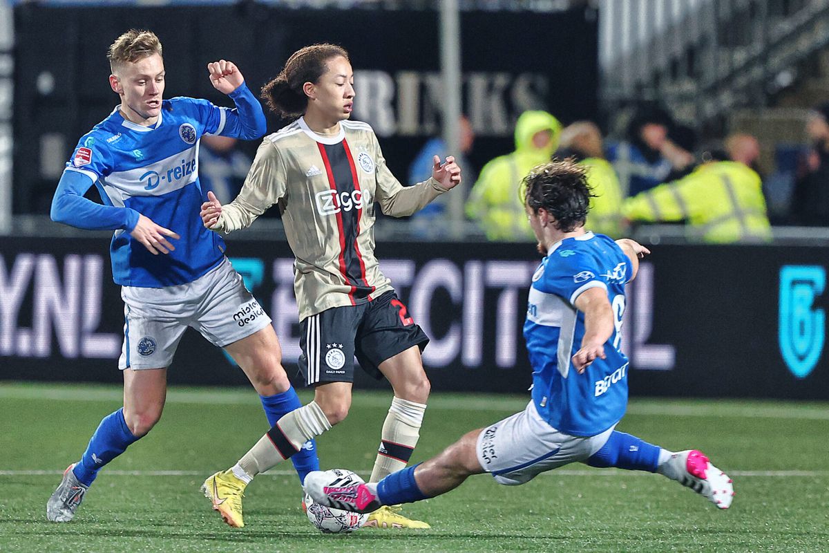 Ajax vol debutanten bekert verder na gemakkelijke overwinning op FC Den Bosch