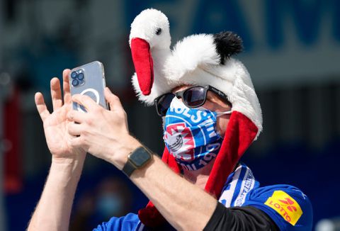 Dit is waarom je zo'n gekke toeter hoort na een doelpunt van Holstein Kiel