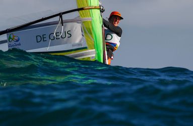 De Geus hard op weg richting podiumplek op olympisch zeilwater