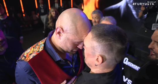 🎥 | Intense face-off tussen Fury en Usyk: 'Ik ga je gezicht nog lelijker maken'