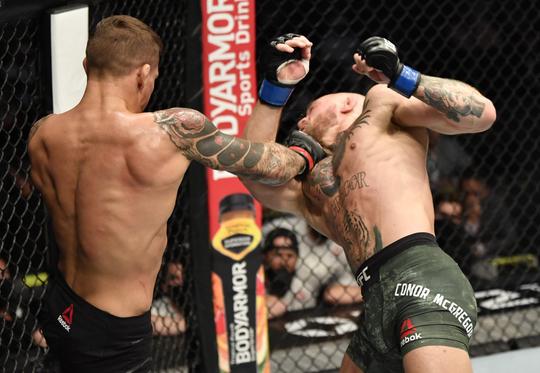 🎥 | WOW! Dustin Poirier slaat Conor McGregor neer en wint