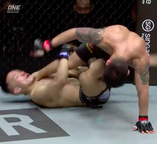 🎥 | RODE KAART! Diskwalificatie voor MMA-ster na deze illegale trap op kaak opponent