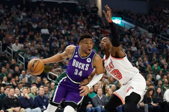🎥 | Vrees voor Milwaukee Bucks: sterspeler Giannis Antetokounmpo loopt knieblessure op