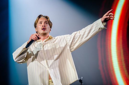 Snelle is 1e muzikant ooit die concert geeft in Go Ahead Eagles-stadion
