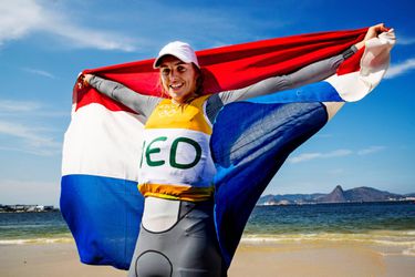 Bouwmeester zeilt ramzalige race, maar pakt wel wereldtitel Laser Radial