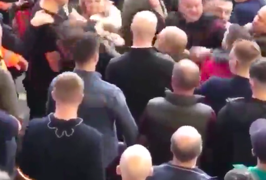 Verliezende Aston Villa-fans met elkaar op de vuist (video)