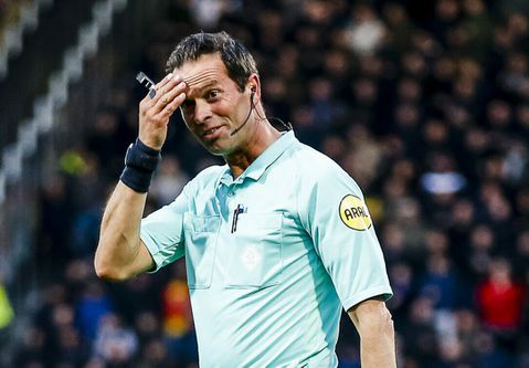 🎥 | Scheidsrechterskorps wordt afgebeuld, maar Bas Nijhuis mag uitlopen na 6 minuten: 'En terecht'