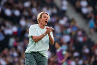 😂| Vandaag Inside neemt Hansie Hansie in de maling: 'Veel succes tegen Oostenrijk!'