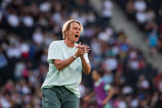 😂| Vandaag Inside neemt Hansie Hansie in de maling: 'Veel succes tegen Oostenrijk!'