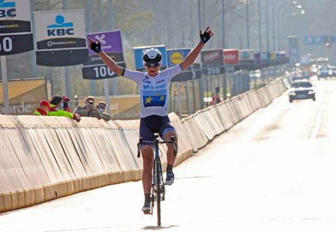 Vallen en tóch met grote voorsprong winnen: Van Vleuten doet het in Valencia
