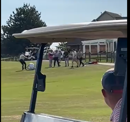 🎥 | Hoppa! Chique golfers blijken MMA-vechters en slaan huisvaders moeiteloos neer