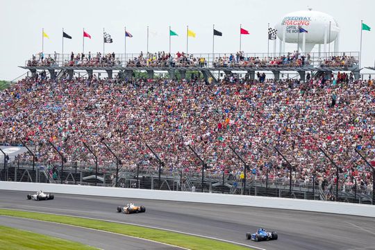🎥 | ZIEN! Rinus van Kalmthout gooit eigen glazen in bij Indy500 met beginnersfout