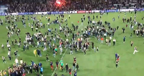 🎥 | Wat een beelden! Feestende fans bestormen veld Heracles na kampioenschap