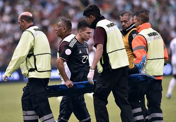 🎥 | Lozano valt met enkelblessure uit bij Mexico, strompelt daarna richting teambus