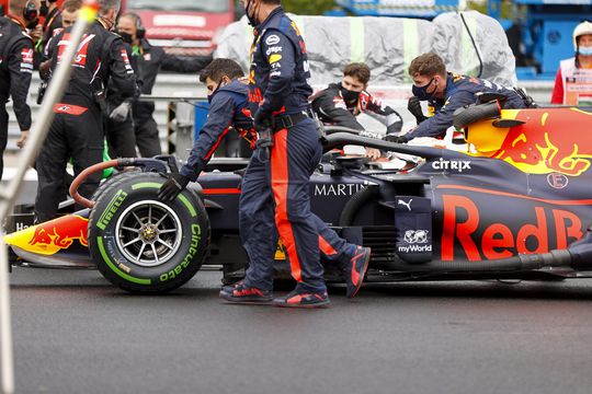 🎥 | Van crash tot start: hoe de Red Bull-mechanics Verstappen weer aan het racen kregen