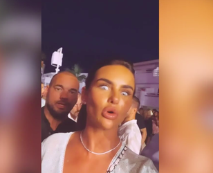 🎥 | Wesley Sneijder en Sarah van Soelen pakken festival mee op Ibiza: 'Ongelooflijk'