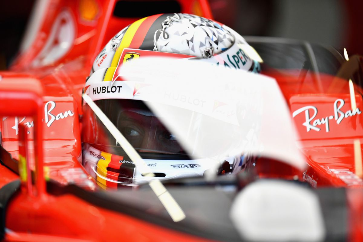 Vettel rijdt rond met schild op zijn F1-wagen (video)