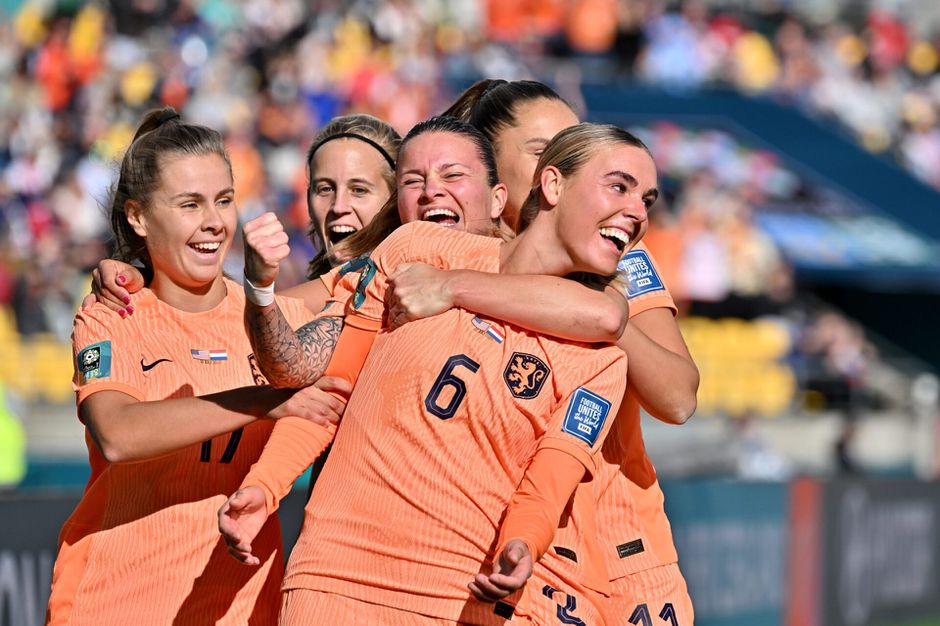 De opstellingen van Oranje Leeuwinnen en Schotland: Vivianne Miedema op de bank
