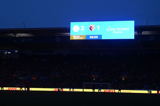 🎥💡 | Want dan denk ik aan Leicester, want daar brand... geen licht: stadionlampen vallen uit