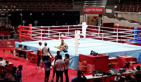 Franse bokser woest na diskwalificatie: spuugt, slaat en gaat in zitstaking