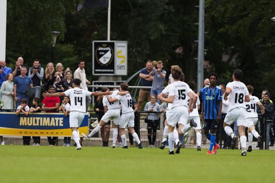 🎥 | Speler van Quick '20 gaat doelpunt vieren met een biertje: 'Ajax is niks man'