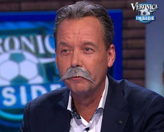 HAHA: Driessen met enorme plaksnor vervangt Derksen bij VI