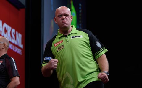 Michael van Gerwen flikt het: 9-darter én finale in Amsterdam
