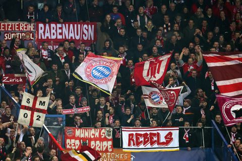 📸 | Fans van Bayern klagen bij PSG: '€70? Wij zijn geen Neymar'