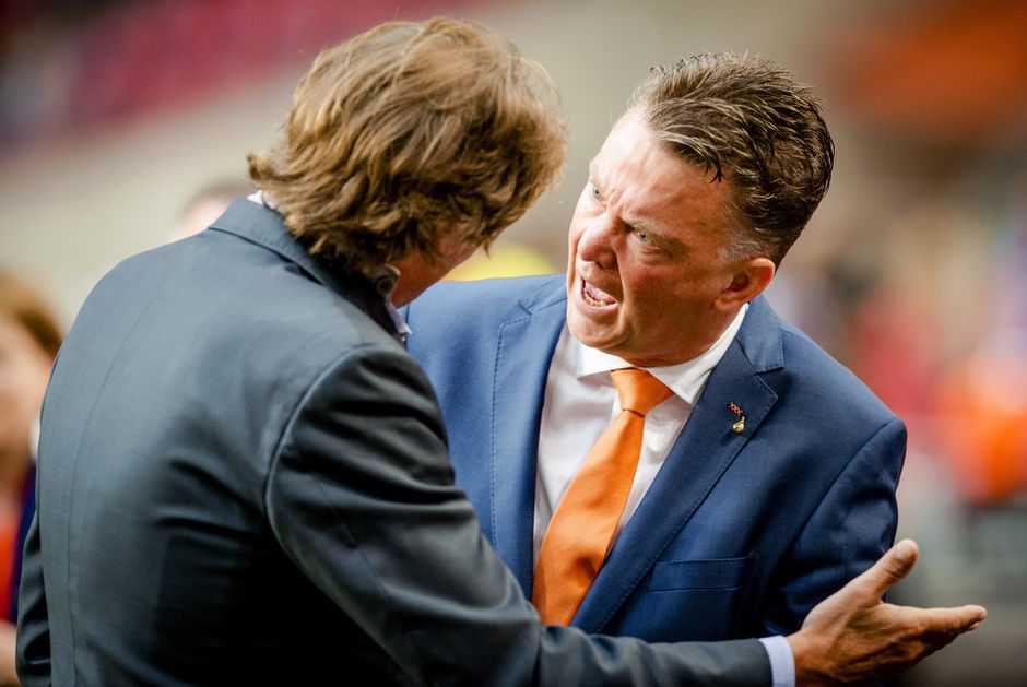 Johan Derksen is Louis van Gaal zat: 'Hij moet een spreekverbod krijgen'