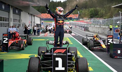 Max Verstappen pakte Grand Slam in Oostenrijk: 'Mooi dat ik de vele fans uit Nederland de zege heb kunnen geven'