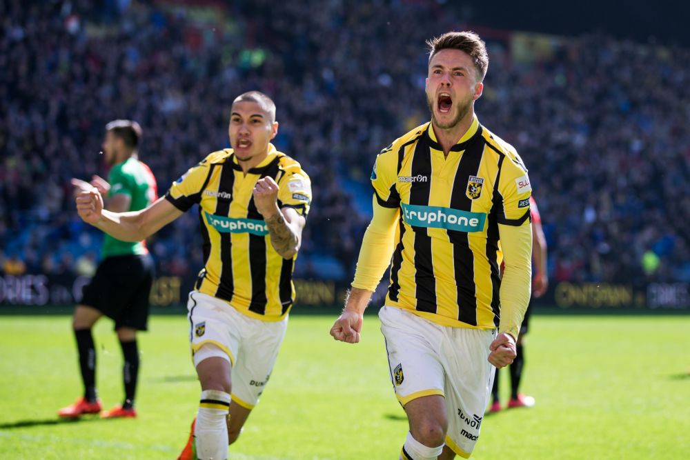 Van Wolfswinkel wijst Vitesse de weg in de derby tegen NEC