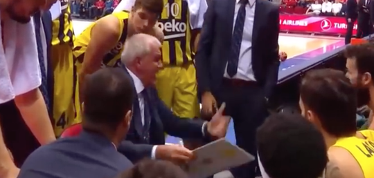 🎥 | Basketbal-trainer gaat helemaal los: 'F*CK IEDEREEN, F*CK JULLIE, SCHAAM JE!'