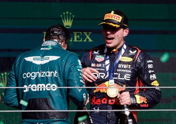 Verstappen over gevecht tussen Pérez en Alonso: 'Reed bijna zelf van de baan toen ik het zag!'