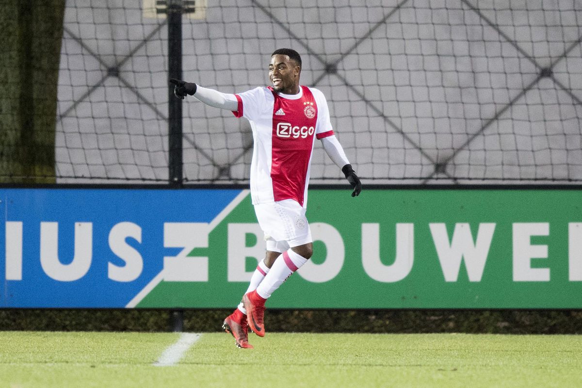Jong Ajax wint nipt van FC Den Bosch en houdt koploper Fortuna in vizier