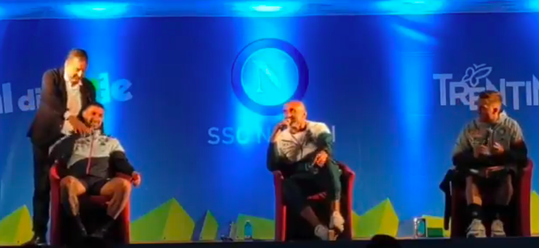 😂 | Napoli-coach Luciano Spalletti zingt liedje met Matteo Politano en Piotr Zielinski