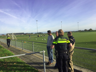 📸 | Familie Derks belt politie, dienders verwijderen spelende kids van Achilles-sportpark