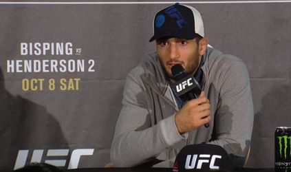 Mousasi baalt: 'Misschien moet ik wat flessen op iemands hoofd gooien' (video)