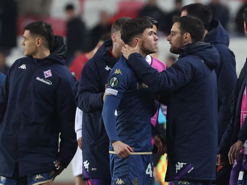 📸 Schandalig: fan Sivasspor rent veld op en breekt neus Fiorentina-speler Alessandro Bianco