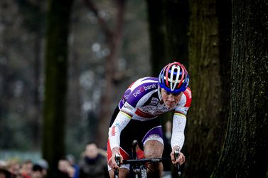 Van der Poel moet Van Aert voor zich laten na materiaalpech in Zeven