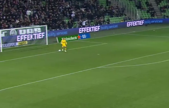 🎥 | Haha! Helmond-doelman trolt Groningen-publiek met fake uittrap