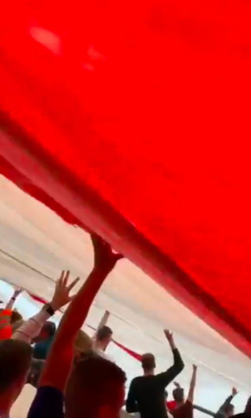 FC Twente terug in eredivisie met gi-gan-tisch spandoek (video's)