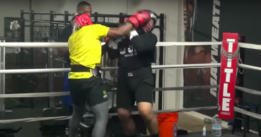 🎥 | Oké? Engelse YouTuber KSI slaat trainingsmaat KO bij sparringsronde