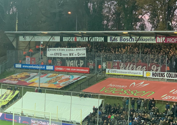 📸 | FC Twente-fans met statement richting KNVB: 'Racisme bizar, net als afreizen naar Qatar'